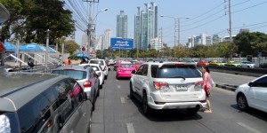 Queue of cars waiting to get turn in to the QSNCC. 