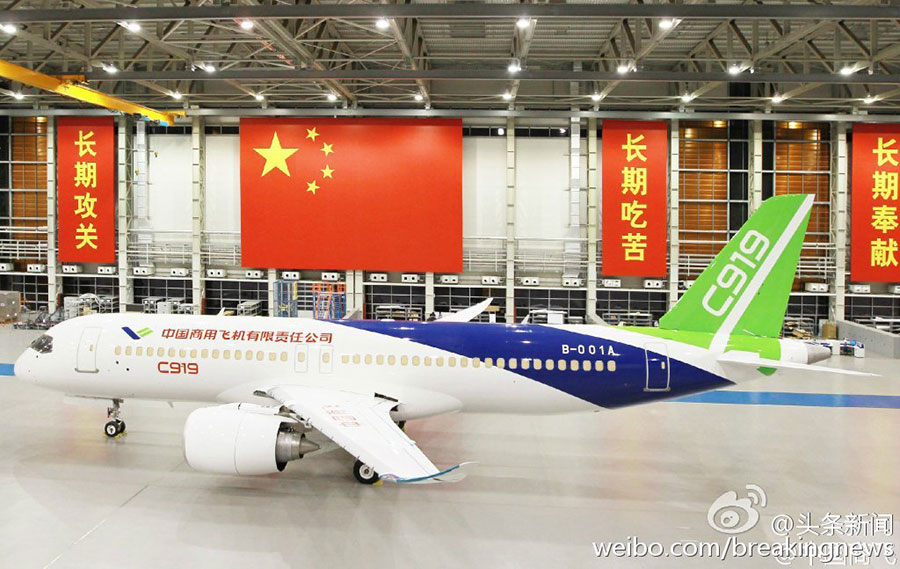 China's first home-made big passenger plane rolled off line